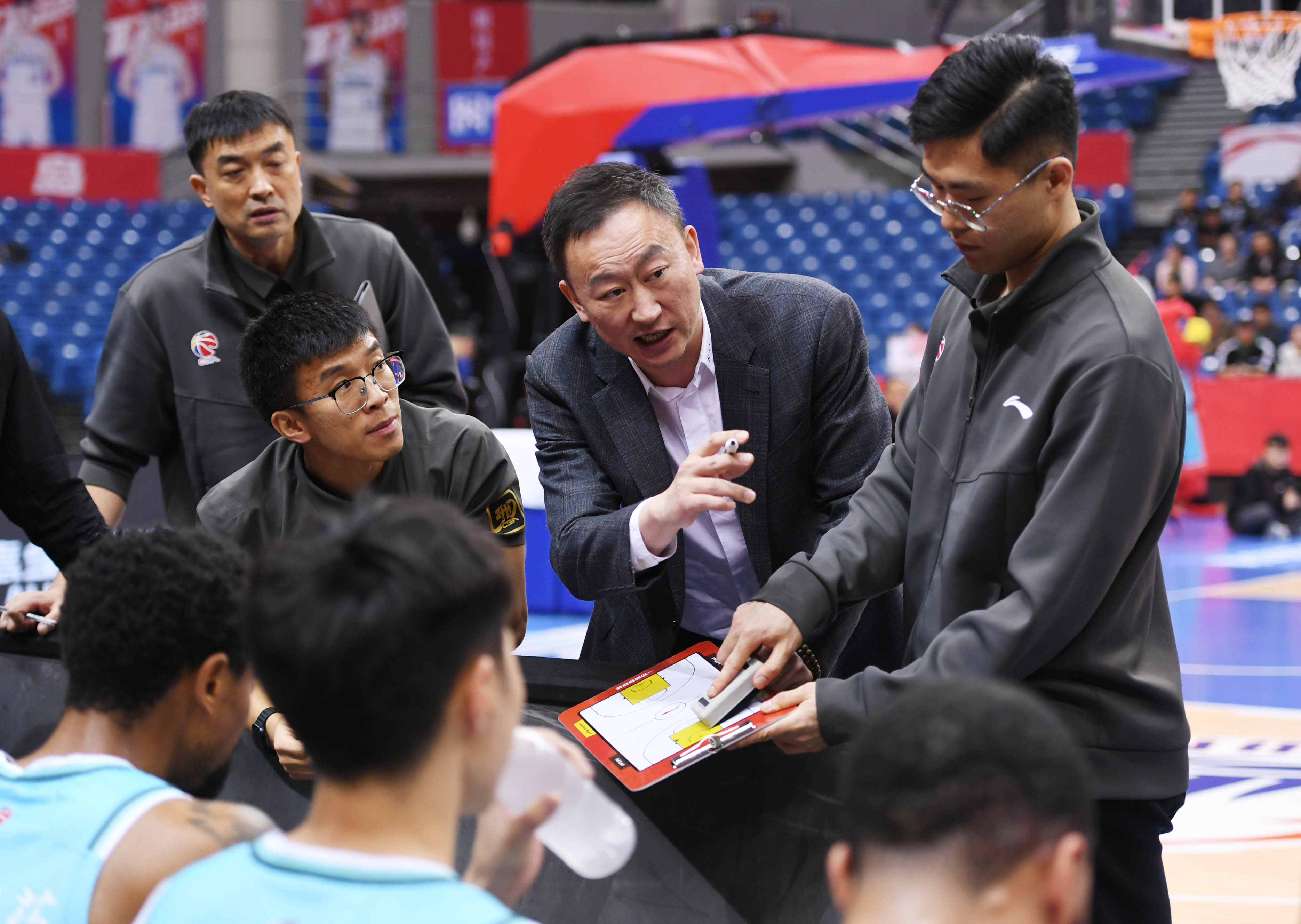 集结日山东男篮备战法国杯，状态回暖细节曝光，球迷炸锅，资深球员宣示担当